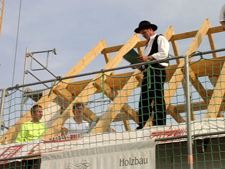 Verlesen des Richtspruchs am Rohbau